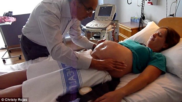 E Rrallë: Mjeku Ia Ndërron Pozitën Foshnjës Në Manualisht, Ndërsa Ajo Është Në Bark
