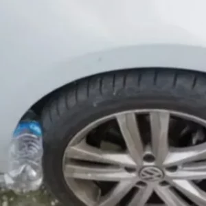 Nëse gjeni një shishe plastike në gomën e makinës tuaj, ikni urgjentisht me vrap!